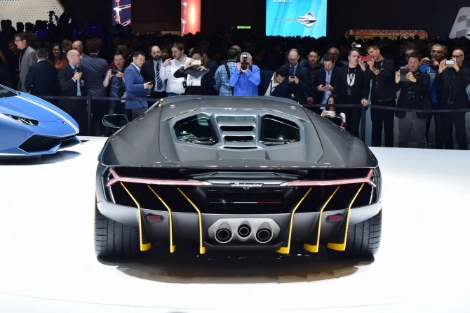Самый мощный Lamborghini дебютировал в Женеве (видео)