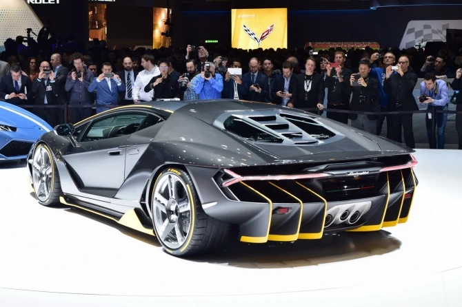 Самый мощный Lamborghini дебютировал в Женеве (видео)