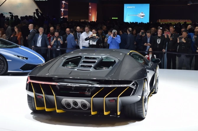 Самый мощный Lamborghini дебютировал в Женеве (видео)