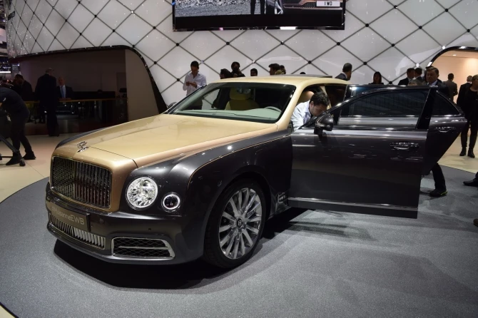 Британский флагман компании Bentley предстал в Женеве с новой 