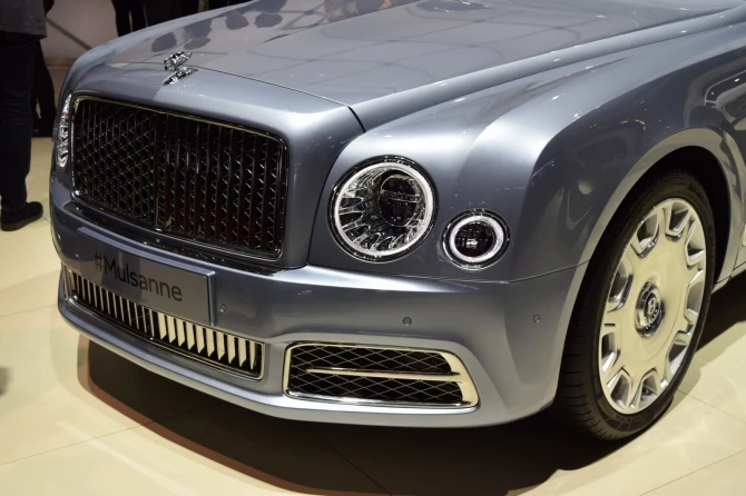 Британский флагман компании Bentley предстал в Женеве с новой 