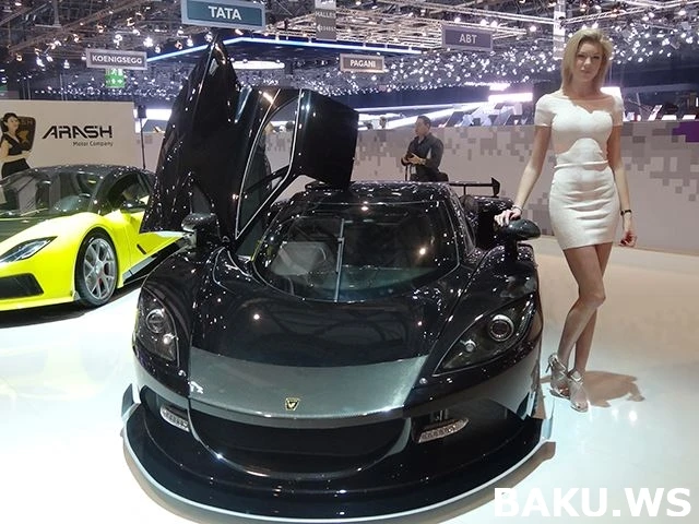 Юные привлекательные девушки автошоу в Женеве (галерея)