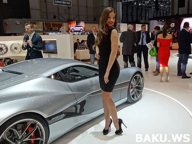 Юные привлекательные девушки автошоу в Женеве (галерея)