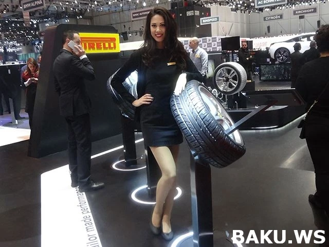 Юные привлекательные девушки автошоу в Женеве (галерея)