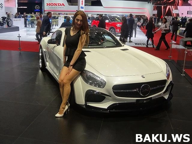 Юные привлекательные девушки автошоу в Женеве (галерея)
