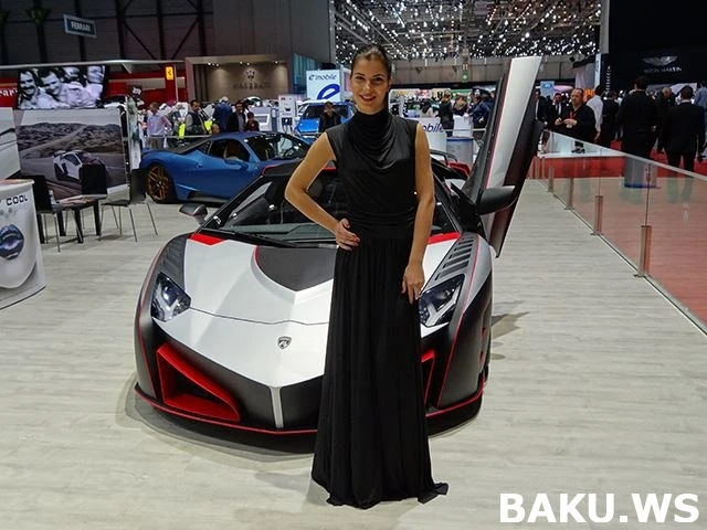 Юные привлекательные девушки автошоу в Женеве (галерея)