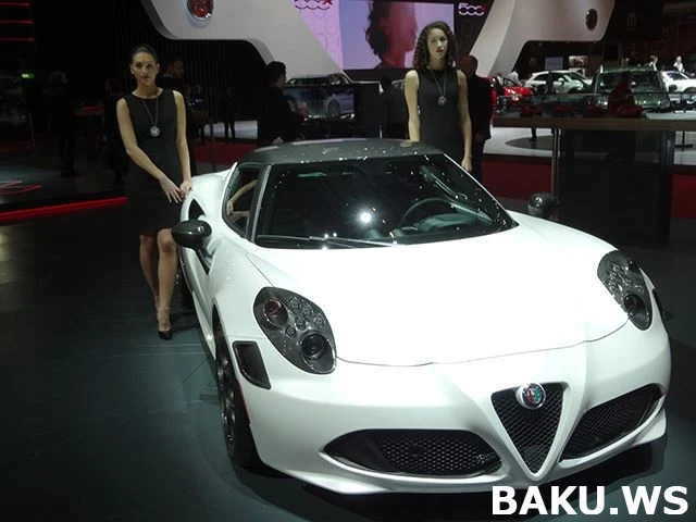 Юные привлекательные девушки автошоу в Женеве (галерея)