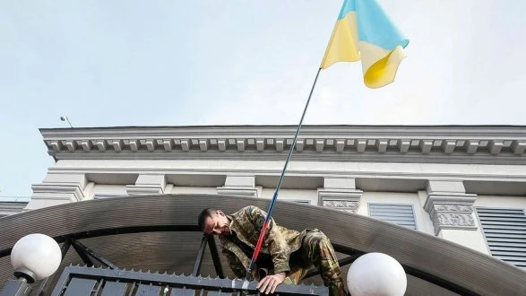 В Киеве атаковали российское посольство (видео)