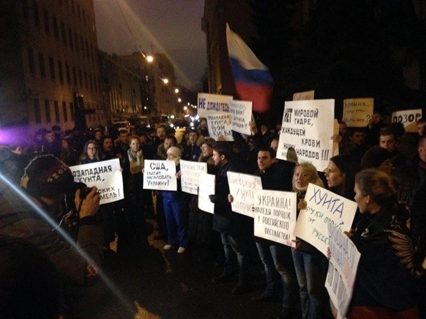 В Киеве атаковали российское посольство (видео)