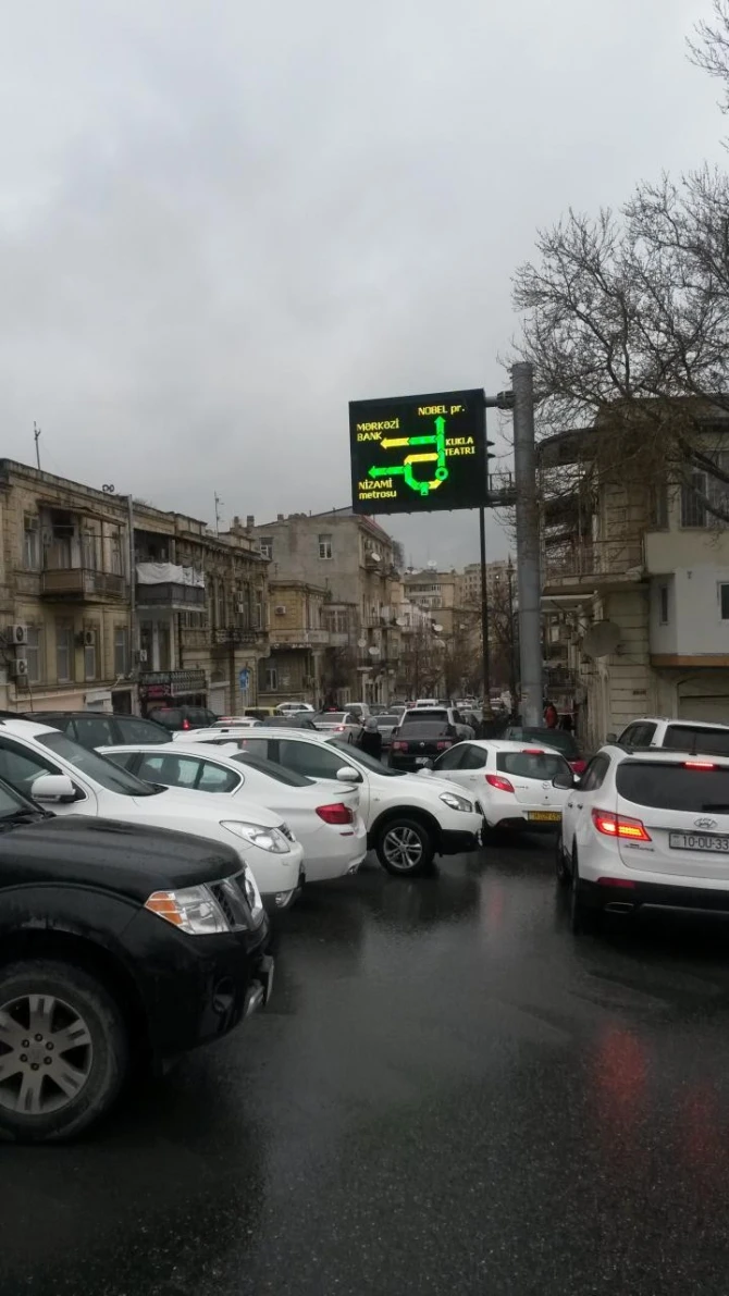 В Баку дождь парализовал движение в центре
