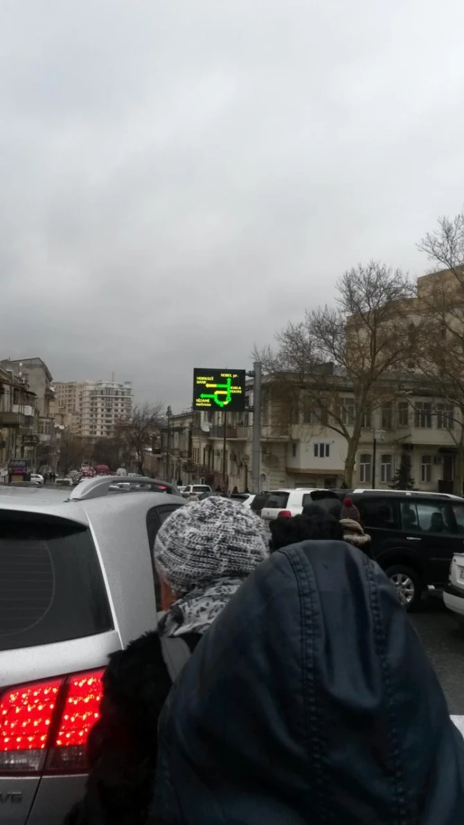 В Баку дождь парализовал движение в центре