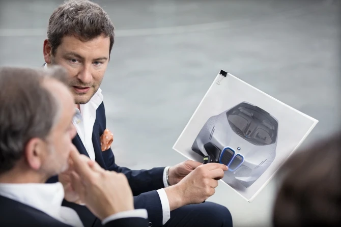 BMW в честь 100-летия представила роскошный концепт Vision Next 100 (галерея)
