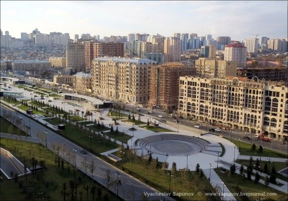 В Баку продолжают сносить исторические здания