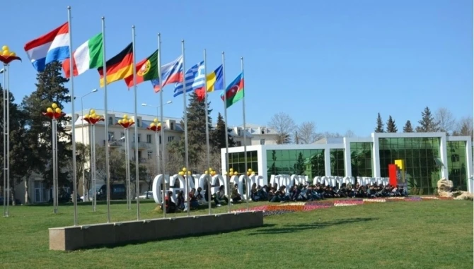 Необычное поздравление с 8 Марта в Азербайджане