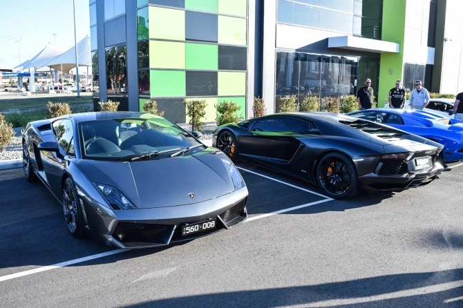 Грандиозный автопробег с участием роскошных суперкаров Ferrari, Lambo, Porsche и AMG (фото)