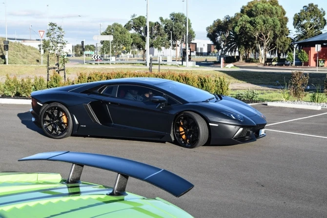 Грандиозный автопробег с участием роскошных суперкаров Ferrari, Lambo, Porsche и AMG (фото)