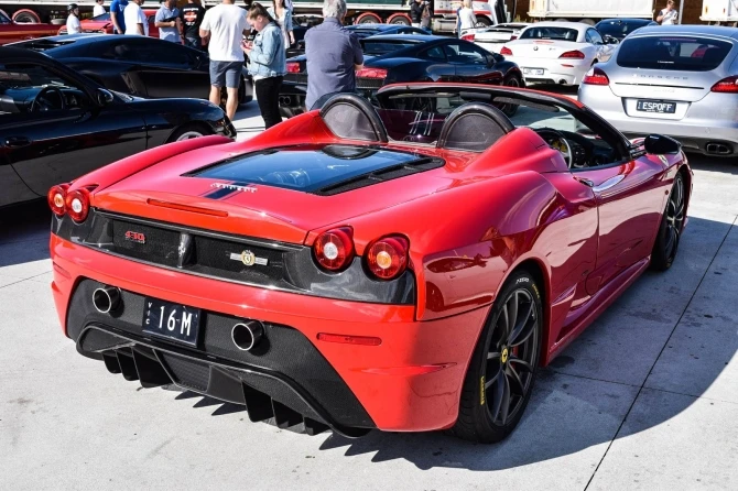 Грандиозный автопробег с участием роскошных суперкаров Ferrari, Lambo, Porsche и AMG (фото)