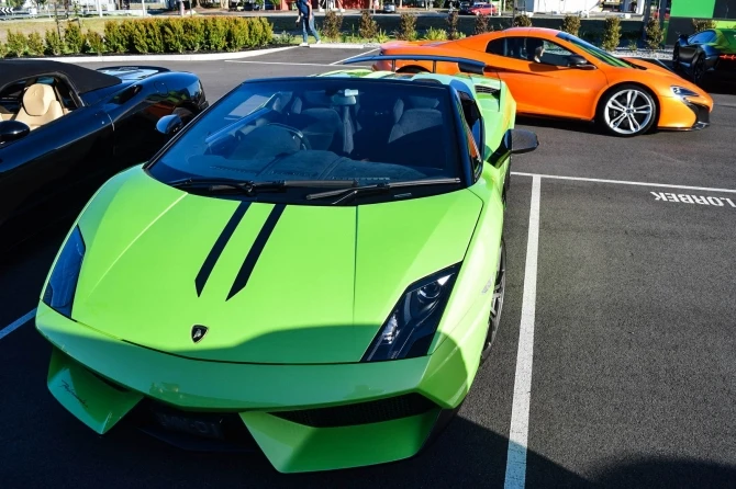 Грандиозный автопробег с участием роскошных суперкаров Ferrari, Lambo, Porsche и AMG (фото)