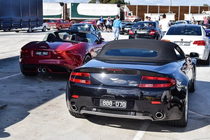 Грандиозный автопробег с участием роскошных суперкаров Ferrari, Lambo, Porsche и AMG (фото)