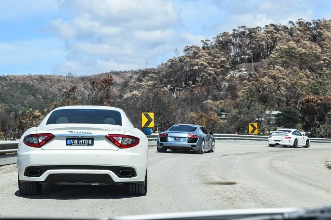 Грандиозный автопробег с участием роскошных суперкаров Ferrari, Lambo, Porsche и AMG (фото)