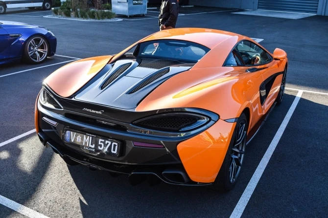 Грандиозный автопробег с участием роскошных суперкаров Ferrari, Lambo, Porsche и AMG (фото)