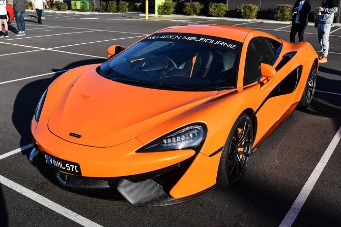Грандиозный автопробег с участием роскошных суперкаров Ferrari, Lambo, Porsche и AMG (фото)