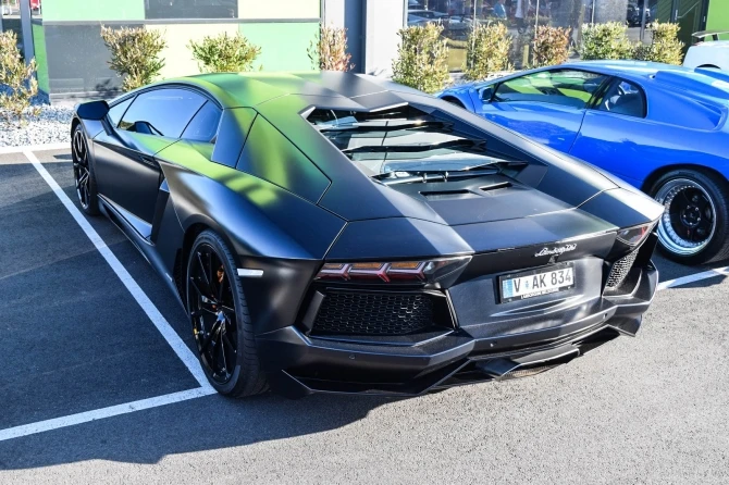 Грандиозный автопробег с участием роскошных суперкаров Ferrari, Lambo, Porsche и AMG (фото)