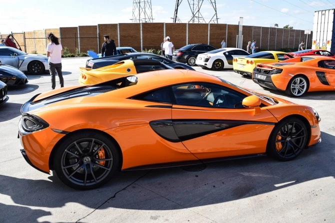 Грандиозный автопробег с участием роскошных суперкаров Ferrari, Lambo, Porsche и AMG (фото)