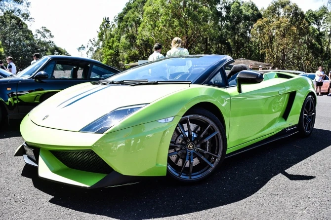 Грандиозный автопробег с участием роскошных суперкаров Ferrari, Lambo, Porsche и AMG (фото)