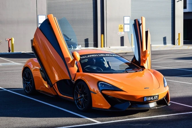 Грандиозный автопробег с участием роскошных суперкаров Ferrari, Lambo, Porsche и AMG (фото)