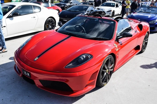 Грандиозный автопробег с участием роскошных суперкаров Ferrari, Lambo, Porsche и AMG (фото)