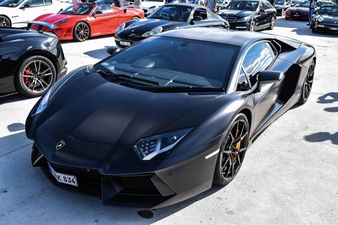 Грандиозный автопробег с участием роскошных суперкаров Ferrari, Lambo, Porsche и AMG (фото)