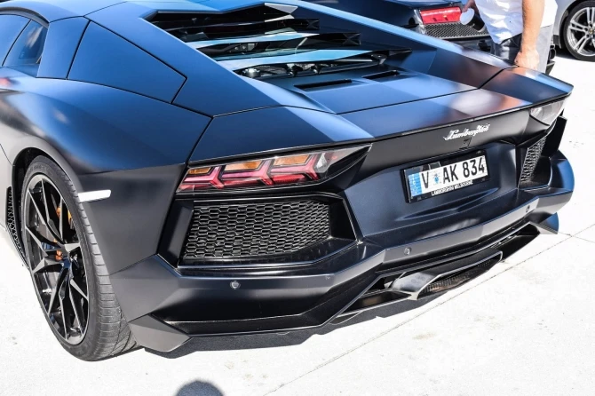 Грандиозный автопробег с участием роскошных суперкаров Ferrari, Lambo, Porsche и AMG (фото)
