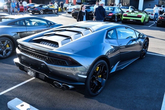 Грандиозный автопробег с участием роскошных суперкаров Ferrari, Lambo, Porsche и AMG (фото)