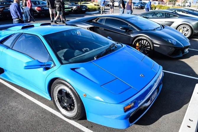 Грандиозный автопробег с участием роскошных суперкаров Ferrari, Lambo, Porsche и AMG (фото)