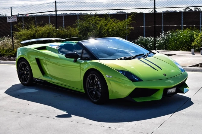 Грандиозный автопробег с участием роскошных суперкаров Ferrari, Lambo, Porsche и AMG (фото)
