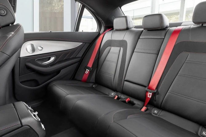 Седану Mercedes E-Class добавили мощности (фото)