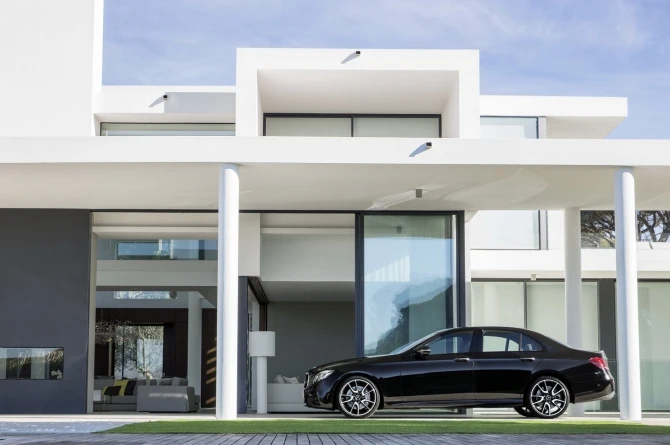 Седану Mercedes E-Class добавили мощности (фото)
