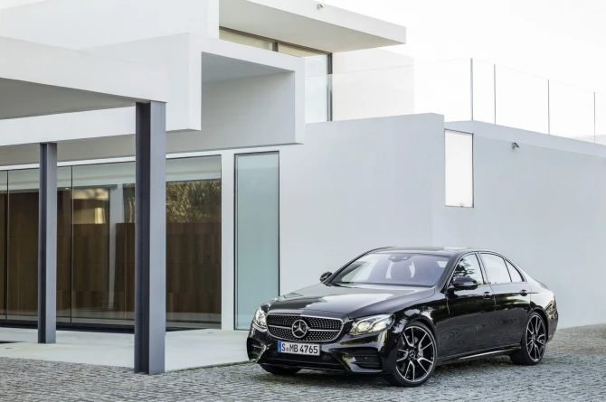 Седану Mercedes E-Class добавили мощности (фото)