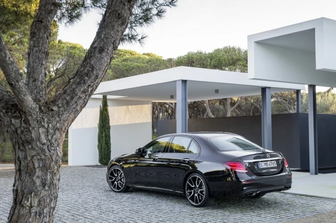 Седану Mercedes E-Class добавили мощности (фото)