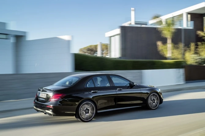 Седану Mercedes E-Class добавили мощности (фото)