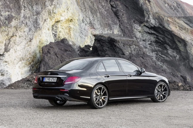 Седану Mercedes E-Class добавили мощности (фото)