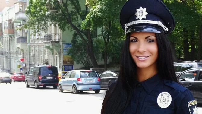 Seksual polis sosial şəbəkələrin fenomeni oldu (FOTO)