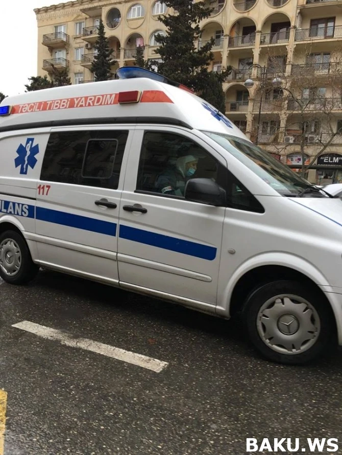 Смертельный случай на автобусной остановке в Баку (фото)