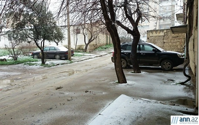 Bakıya qar yağdı (FOTO)