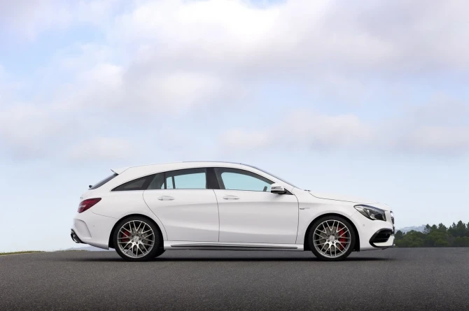 Mercedes-Benz обновил седан и универсал CLA (галерея)