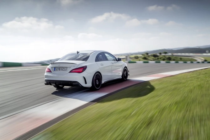 Mercedes-Benz обновил седан и универсал CLA (галерея)