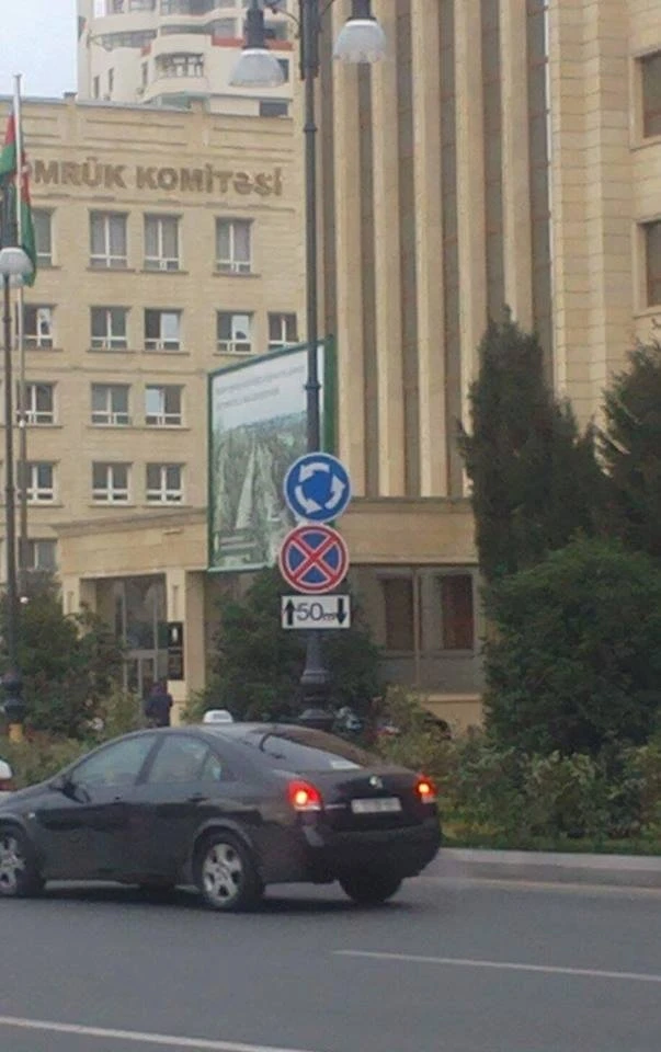 В Баку устанавливают смешные дорожные знаки