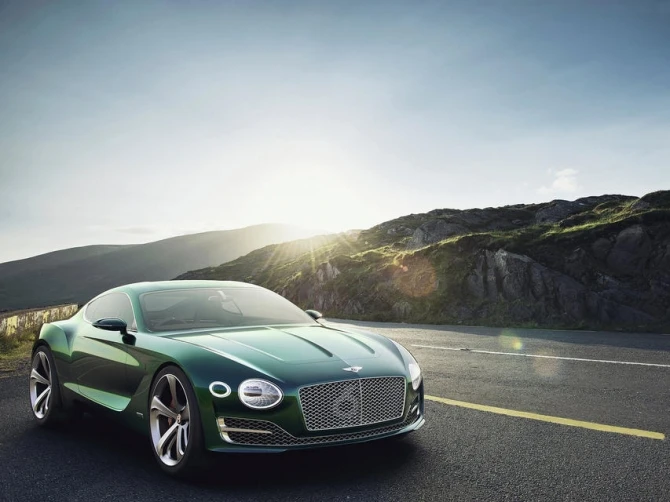 Компания Bentley придумала интерьер с «голографическим дворецким»