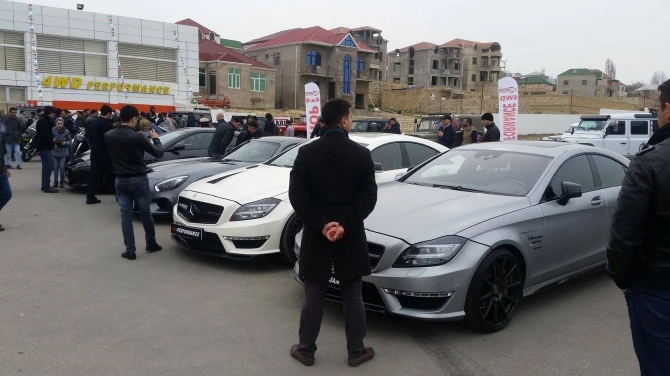 Шоу дорогих и экстрим-автомобилей в Азербайджане (фото)